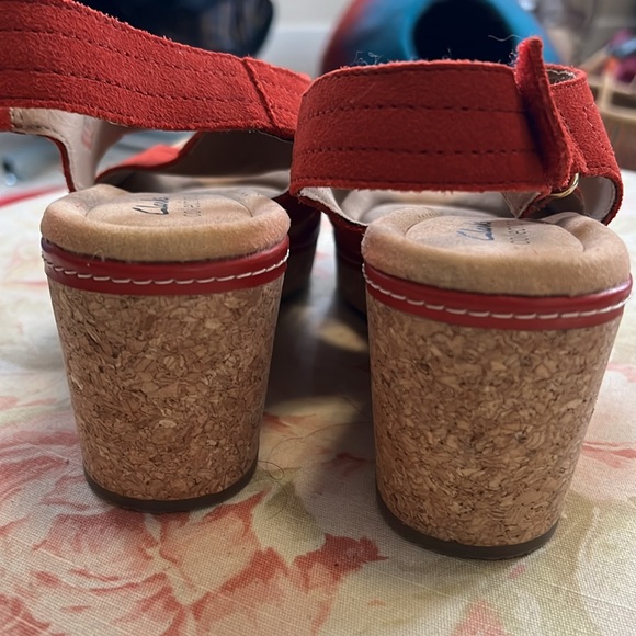 CLARKS red platform sandals. - Picture 6 of 6
